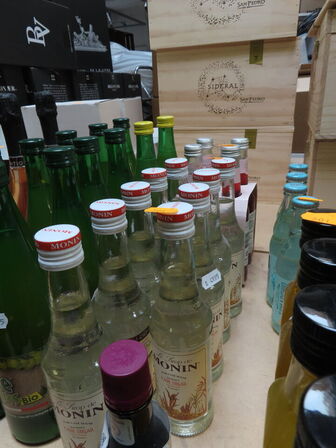 Div. flasker med bl.a. edikke og saft