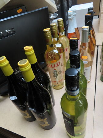 15 fl. blandet vin, hvidvin, rosevine og musserende vin