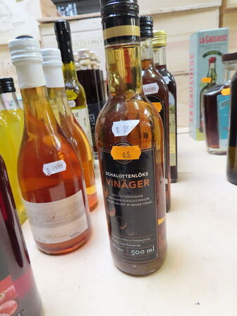 Div. flasker med bl.a. edikke og saft