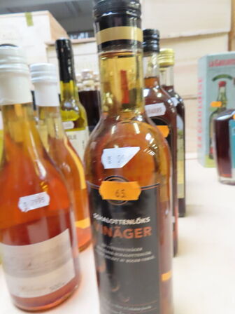 Div. flasker med bl.a. edikke og saft