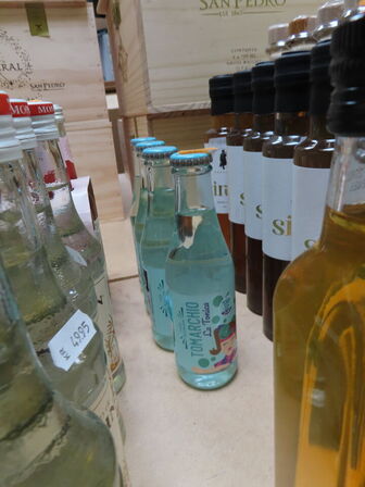 Div. flasker med bl.a. edikke og saft
