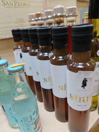 Div. flasker med bl.a. edikke og saft
