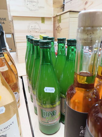 Div. flasker med bl.a. edikke og saft