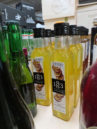 Div. flasker med bl.a. edikke og saft