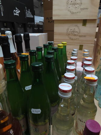 Div. flasker med bl.a. edikke og saft