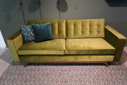 Veloursofa samt 2 stk. puder