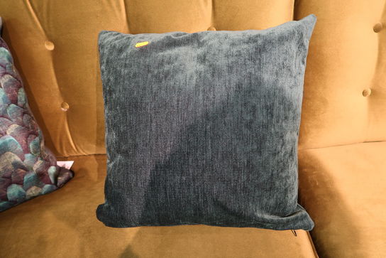 Veloursofa samt 2 stk. puder