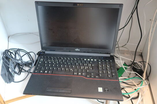 Fujitsu Lifebook E5540M i5 + skærm, keyboard & dockingstation